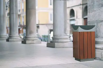 URBES 21 : CORBEILLE LIPS - bois tropical, ref 2061100